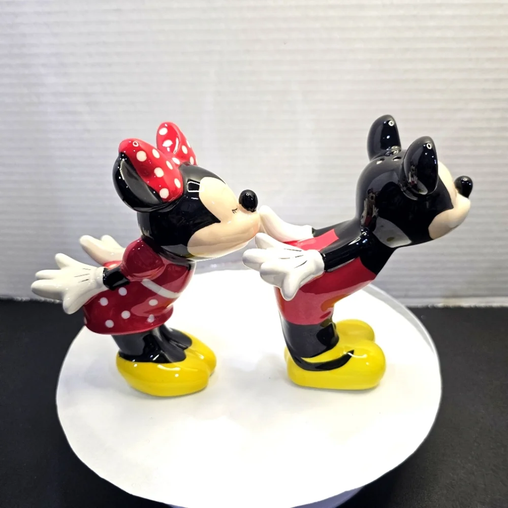 Mickey & Minnie Kissing Ceramic Salt & Pepper Shakers Kiss L👀K KISS DISNEY